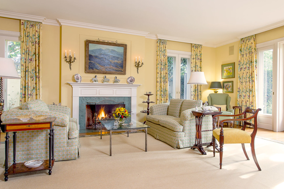 На фото: изолированная гостиная комната среднего размера в классическом стиле с желтыми стенами, ковровым покрытием, стандартным камином и фасадом камина из камня с