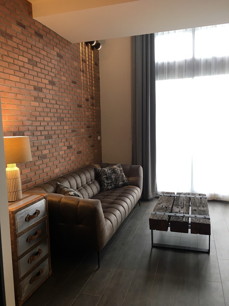Idee per un soggiorno moderno con pareti marroni, pavimento con piastrelle in ceramica e pavimento marrone