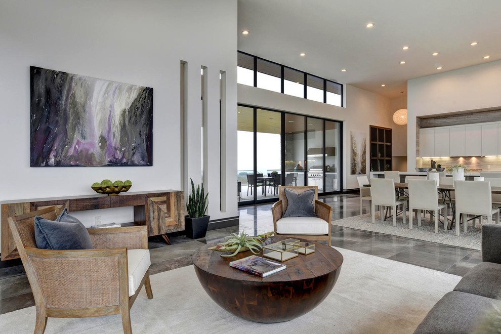Imagen de salón abierto moderno extra grande con suelo de mármol y suelo gris