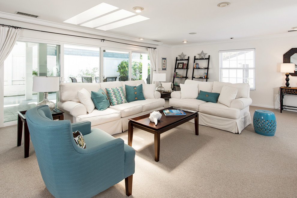 Mittelgroßes, Offenes Maritimes Wohnzimmer mit weißer Wandfarbe, Teppichboden, Kamin, Kaminumrandung aus Stein und freistehendem TV in San Diego