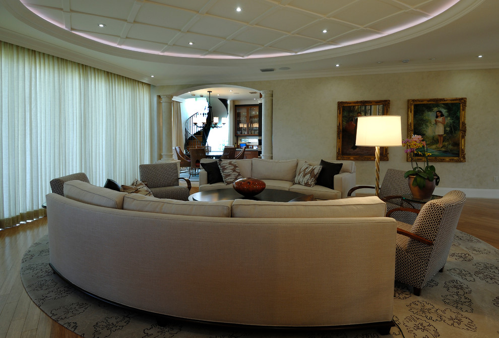 Immagine di un grande soggiorno bohémian aperto con pareti beige e pavimento in bambù