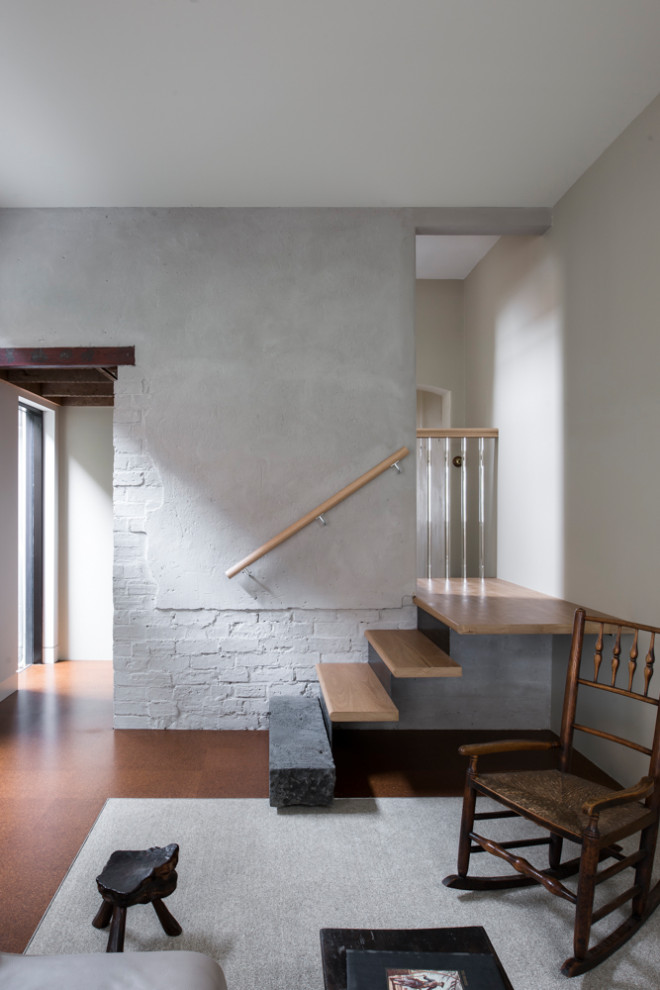 Foto di un piccolo soggiorno moderno chiuso con pareti bianche, pavimento in sughero, TV autoportante e pavimento marrone