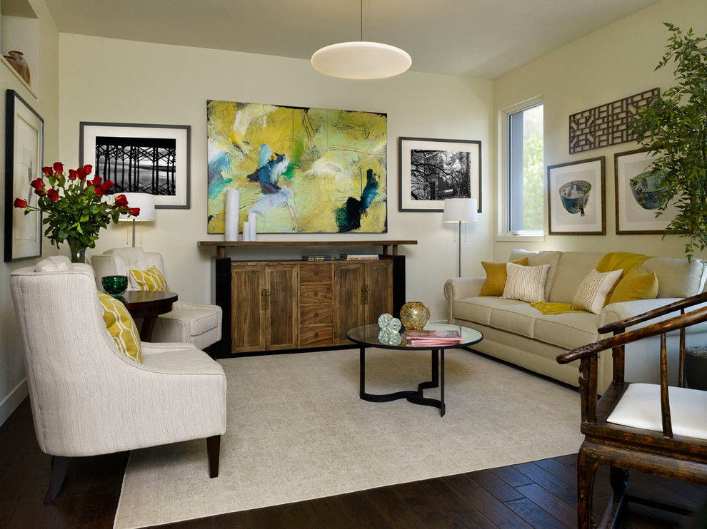 Abgetrenntes Modernes Wohnzimmer mit beiger Wandfarbe und dunklem Holzboden in Denver