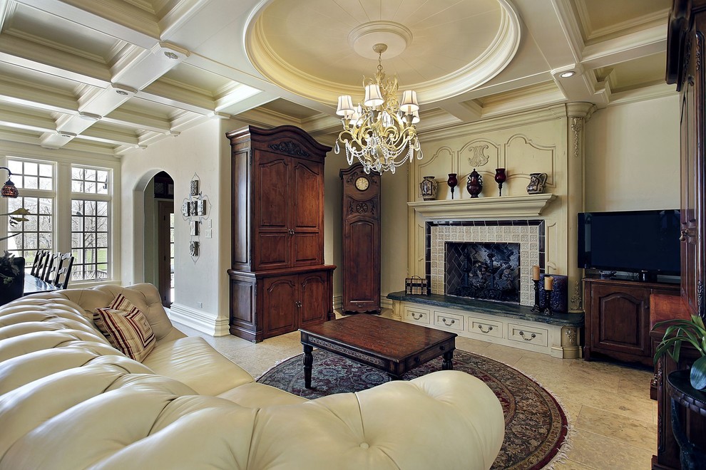 Idee per un soggiorno chic con pareti beige e camino classico