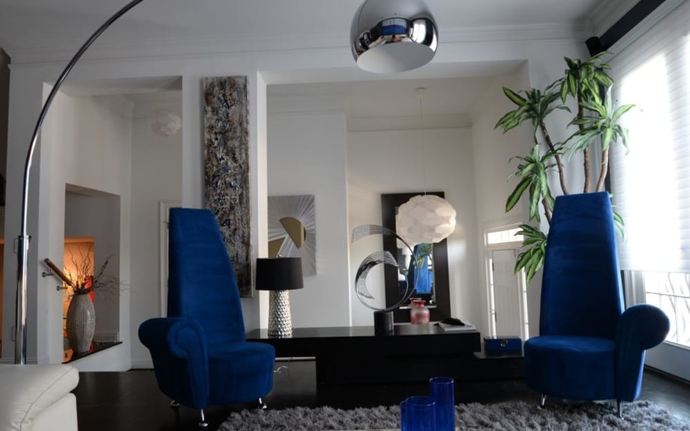Ejemplo de salón para visitas abierto ecléctico de tamaño medio sin chimenea y televisor con paredes azules, suelo de madera oscura y suelo negro