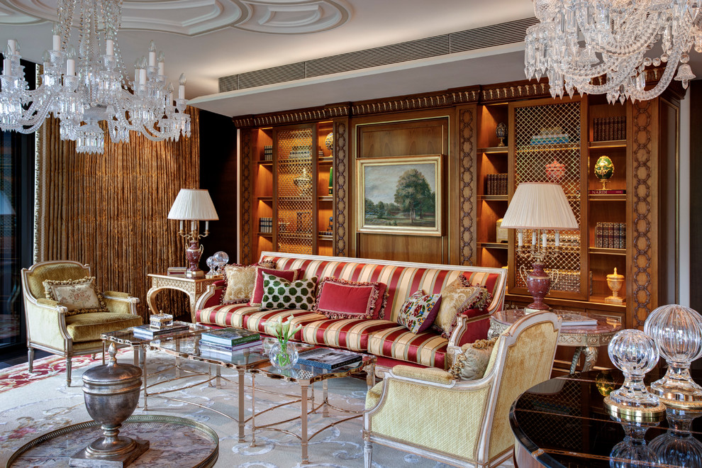 На фото: гостиная комната в классическом стиле с с книжными шкафами и полками, коричневыми стенами и ковровым покрытием с