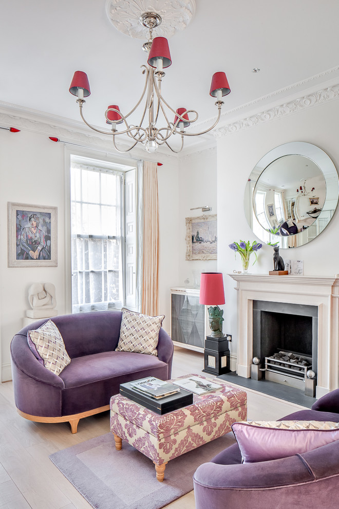Aménagement d'un salon classique avec un mur blanc, parquet clair, une cheminée standard et un sol beige.