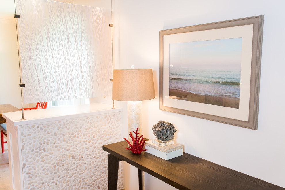 На фото: маленькая открытая гостиная комната в морском стиле с белыми стенами, светлым паркетным полом и отдельно стоящим телевизором без камина для на участке и в саду с