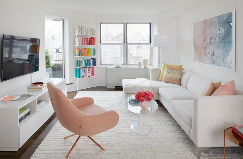 Esempio di un piccolo soggiorno design con pareti bianche, parquet scuro, TV a parete e pavimento marrone