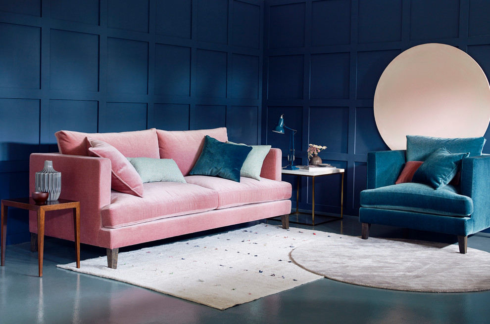 Mittelgroßes, Repräsentatives, Fernseherloses, Abgetrenntes Modernes Wohnzimmer ohne Kamin mit blauer Wandfarbe und Betonboden in Surrey