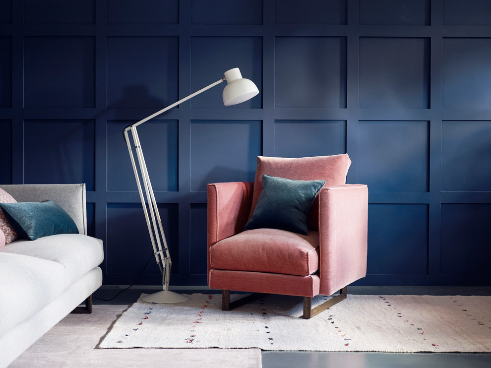 サリーにある高級な中くらいなエクレクティックスタイルのおしゃれなリビング (青い壁、コンクリートの床、暖炉なし、テレビなし) の写真