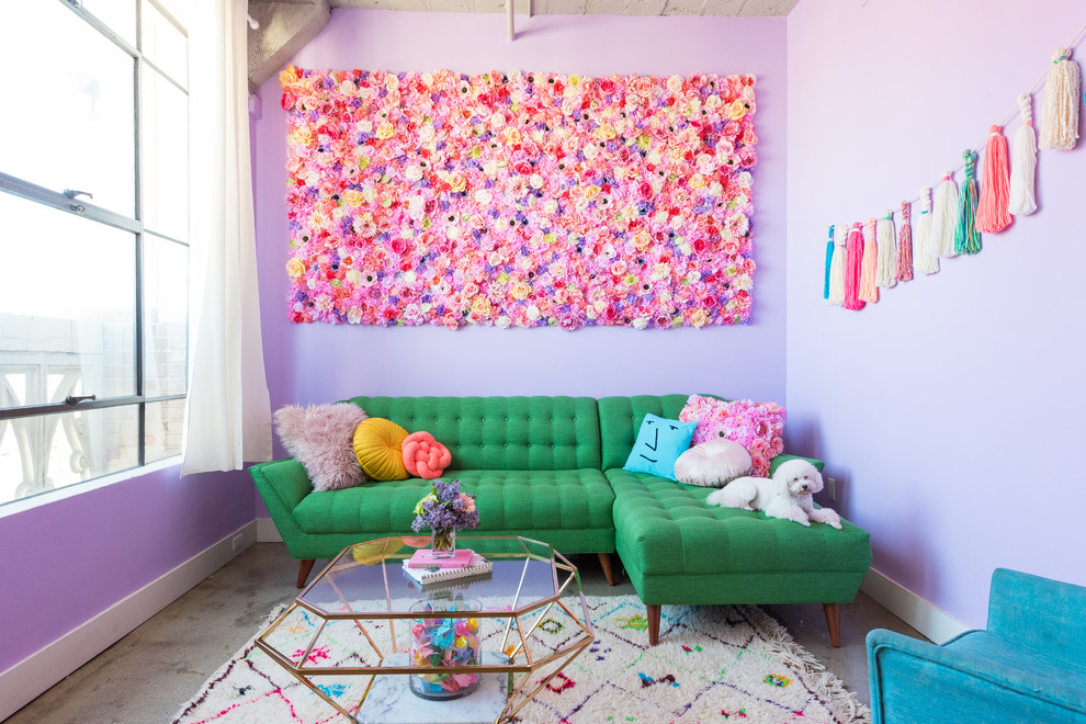 На фото: открытая гостиная комната в стиле фьюжн с фиолетовыми стенами и серым полом с