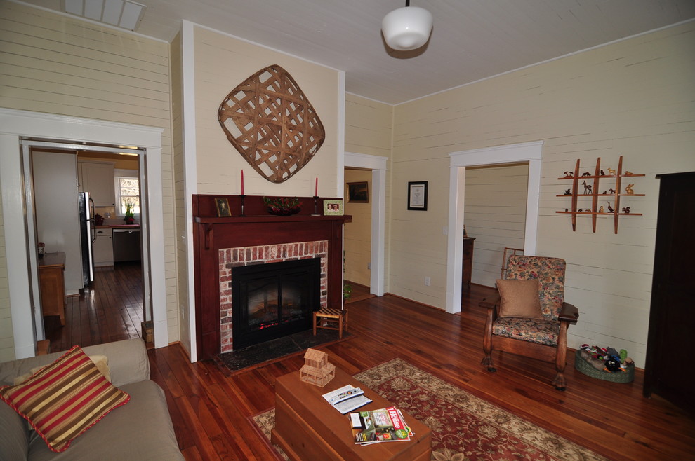 Exemple d'un salon nature de taille moyenne avec une salle de réception et un manteau de cheminée en bois.