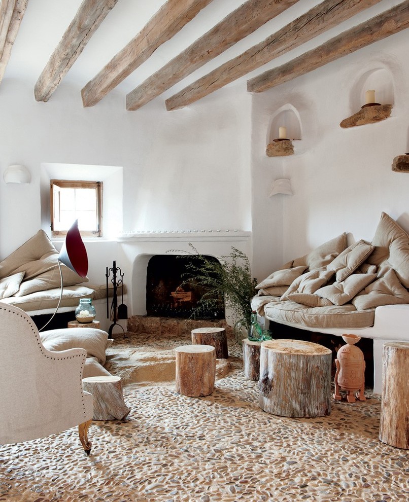 Ispirazione per un soggiorno mediterraneo con pareti bianche, camino classico e pavimento beige