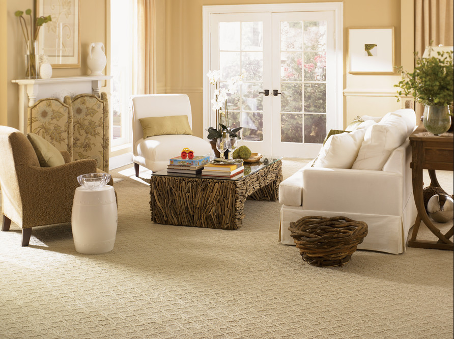 Mittelgroßes, Abgetrenntes Klassisches Wohnzimmer mit Teppichboden, beiger Wandfarbe, Kamin und verputzter Kaminumrandung in Charleston