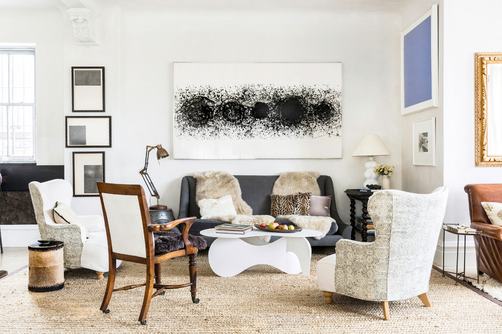 Mittelgroßes, Repräsentatives, Fernseherloses, Offenes Stilmix Wohnzimmer ohne Kamin mit weißer Wandfarbe und beigem Boden in New York