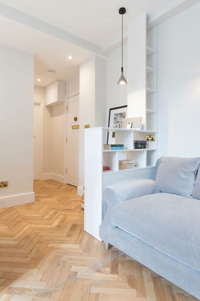 Kleines, Offenes Modernes Wohnzimmer ohne Kamin mit beiger Wandfarbe, hellem Holzboden und braunem Boden in London