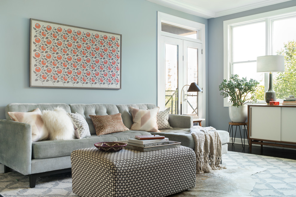 Idee per un soggiorno classico con pareti blu, parquet scuro e pavimento marrone