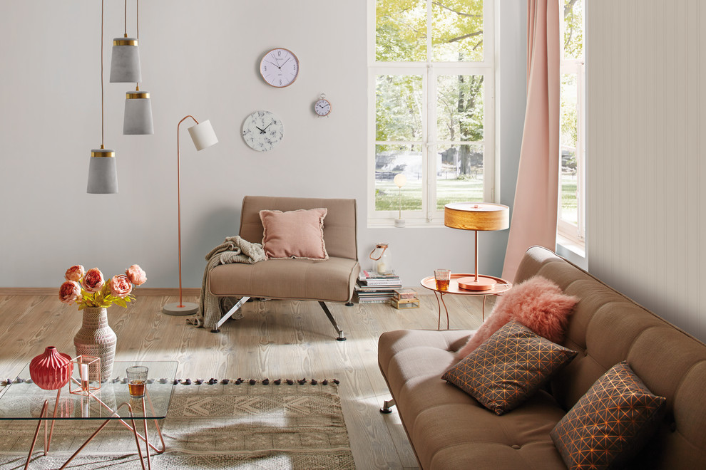 Kleines, Fernseherloses, Abgetrenntes Skandinavisches Wohnzimmer ohne Kamin mit grauer Wandfarbe, hellem Holzboden und braunem Boden in Hannover