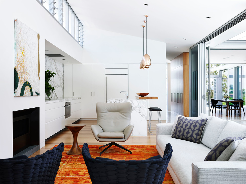 Geräumiges, Offenes, Fernseherloses Modernes Wohnzimmer mit weißer Wandfarbe und Kamin in Sydney