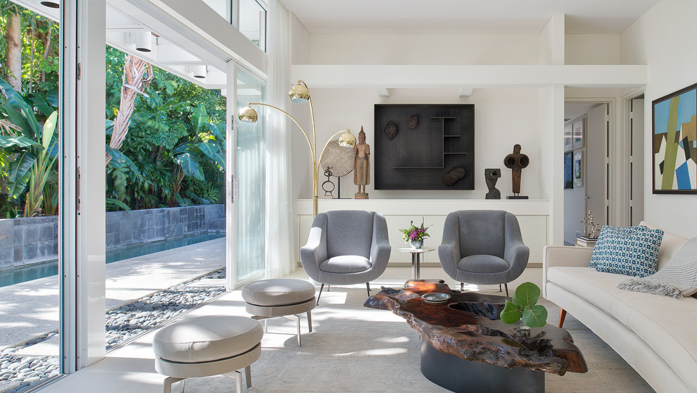 Стильный дизайн: открытая гостиная комната среднего размера в современном стиле с белыми стенами и полом из керамической плитки без камина, телевизора - последний тренд