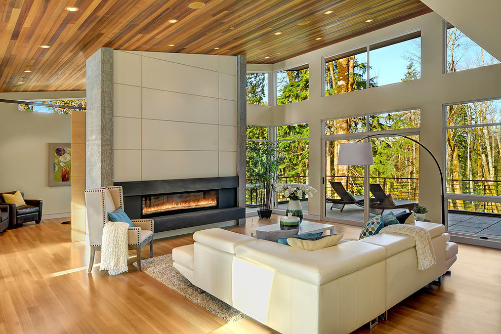 Offenes Modernes Wohnzimmer mit hellem Holzboden und Gaskamin in Seattle