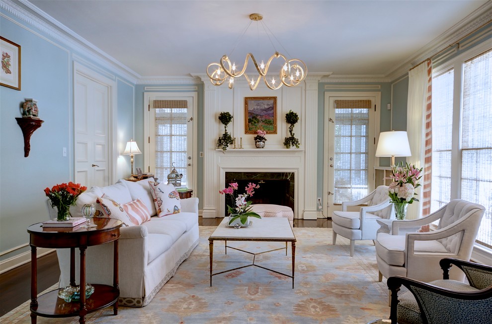 На фото: парадная, изолированная гостиная комната в классическом стиле с синими стенами, темным паркетным полом, стандартным камином и коричневым полом без телевизора