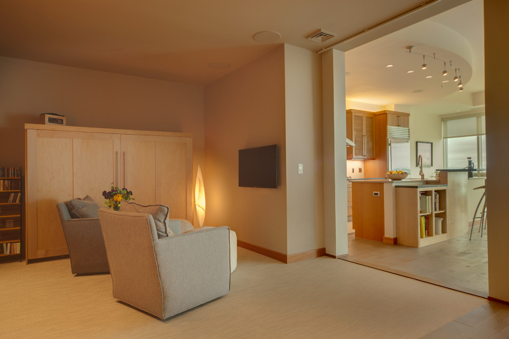Idee per un soggiorno contemporaneo di medie dimensioni con pareti beige, pavimento in vinile, TV a parete e pavimento beige