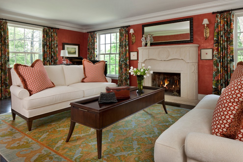 На фото: гостиная комната в классическом стиле с красными стенами и красивыми шторами с