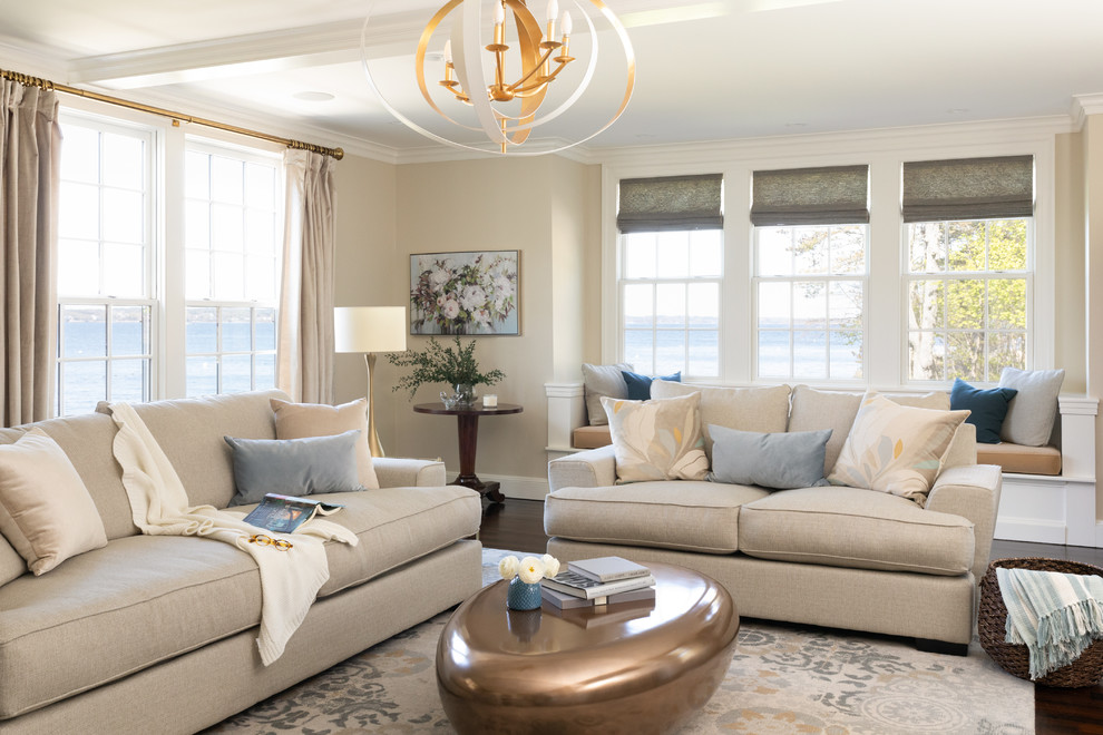 Cette image montre un salon marin avec parquet foncé, une salle de réception et un mur beige.