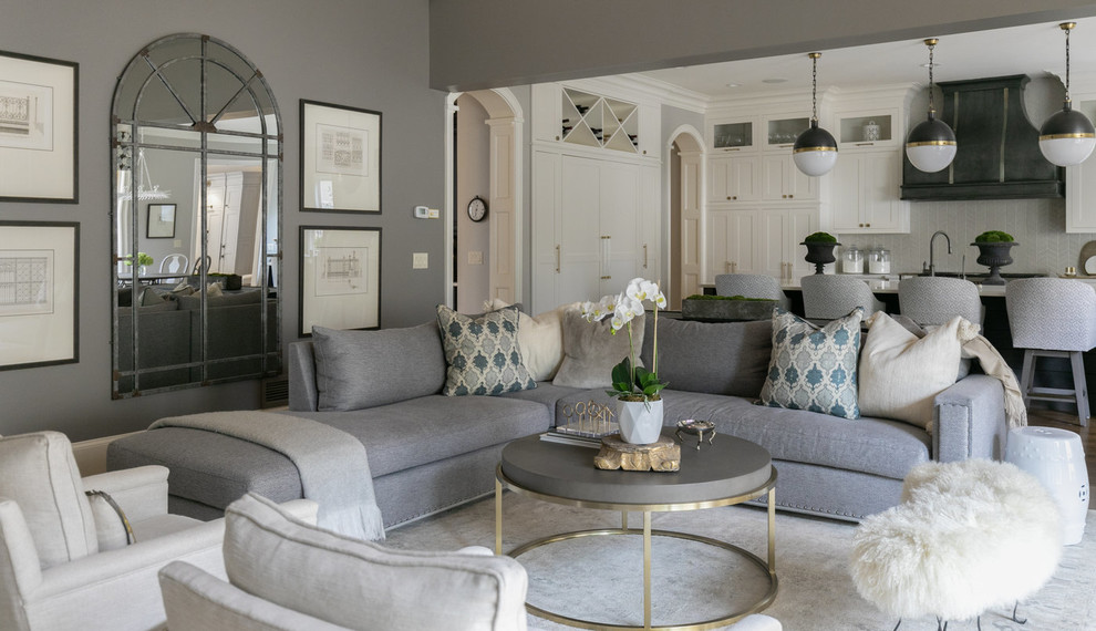 Immagine di un soggiorno chic aperto con pareti grigie, moquette e pavimento grigio