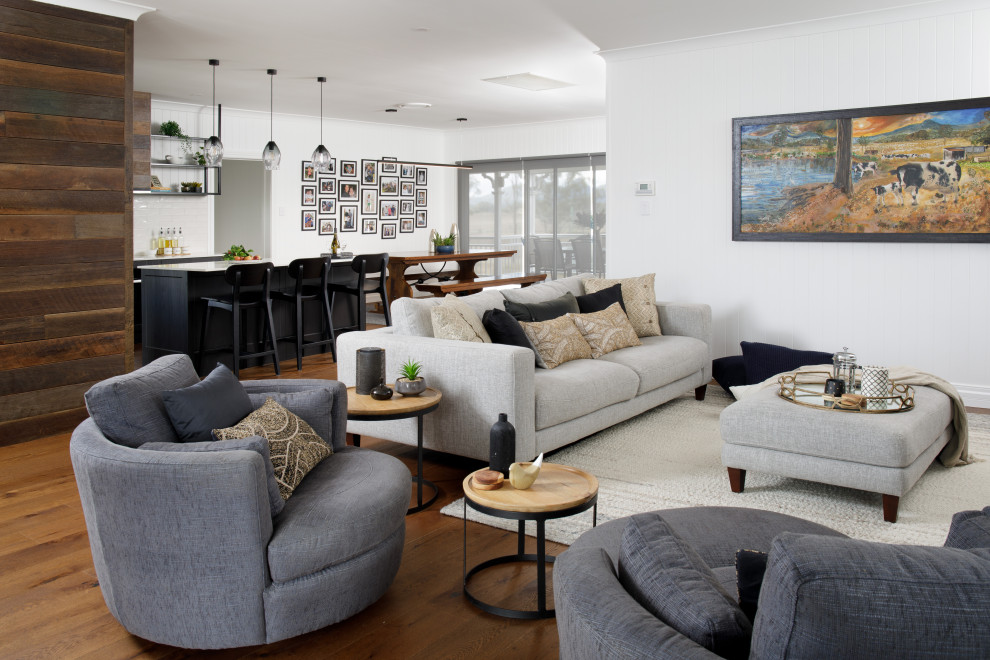 Mittelgroßes, Offenes Landhaus Wohnzimmer mit weißer Wandfarbe, braunem Holzboden und braunem Boden in Brisbane
