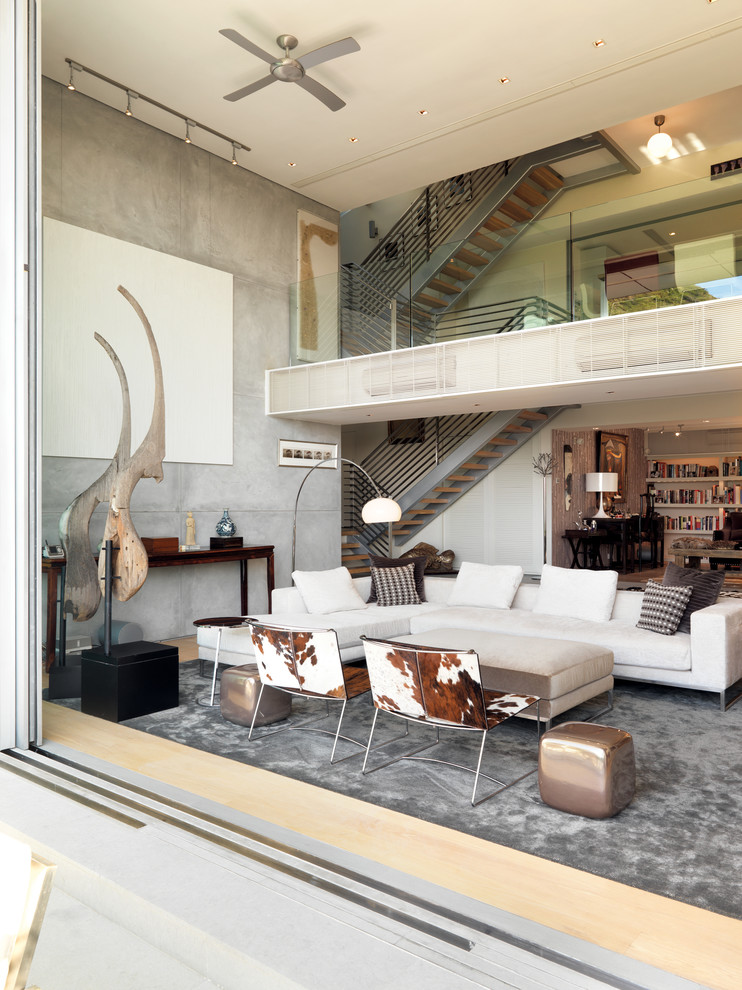 Идея дизайна: открытая гостиная комната в современном стиле с серыми стенами, светлым паркетным полом и бежевым полом