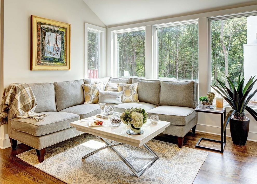 Mittelgroßes Klassisches Wohnzimmer mit braunem Holzboden und beiger Wandfarbe in New York