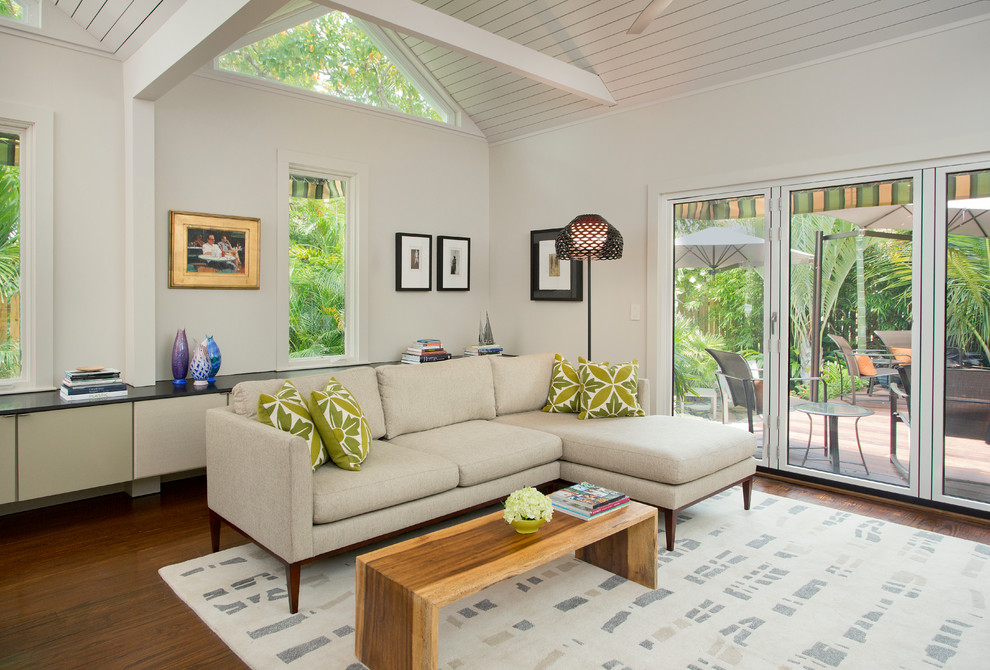 Immagine di un soggiorno costiero con pareti bianche e pavimento in legno massello medio