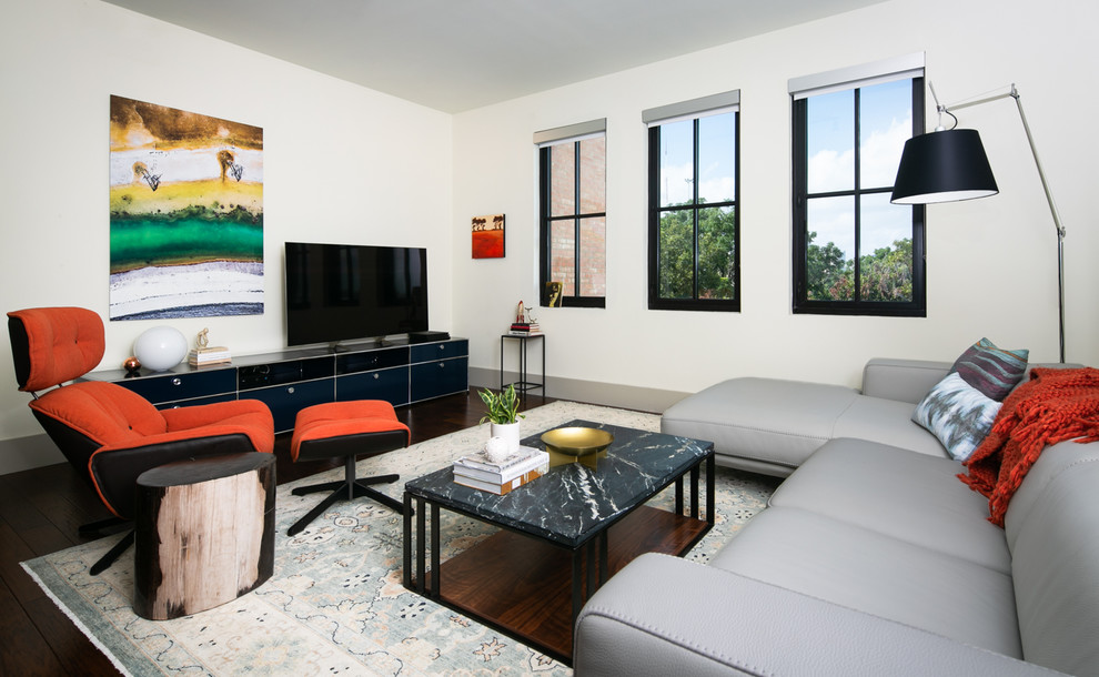 Foto på ett mellanstort funkis separat vardagsrum, med beige väggar, mellanmörkt trägolv och en fristående TV