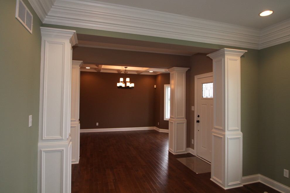 Exemple d'un salon craftsman fermé avec une salle de réception, un mur vert, un sol en bois brun, aucune cheminée et aucun téléviseur.