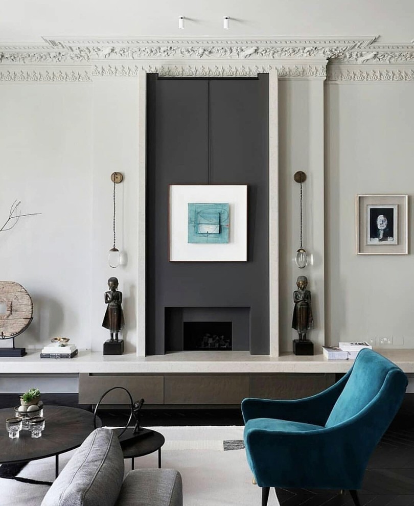 Идея дизайна: гостиная комната в современном стиле с белыми стенами, темным паркетным полом, стандартным камином и коричневым полом