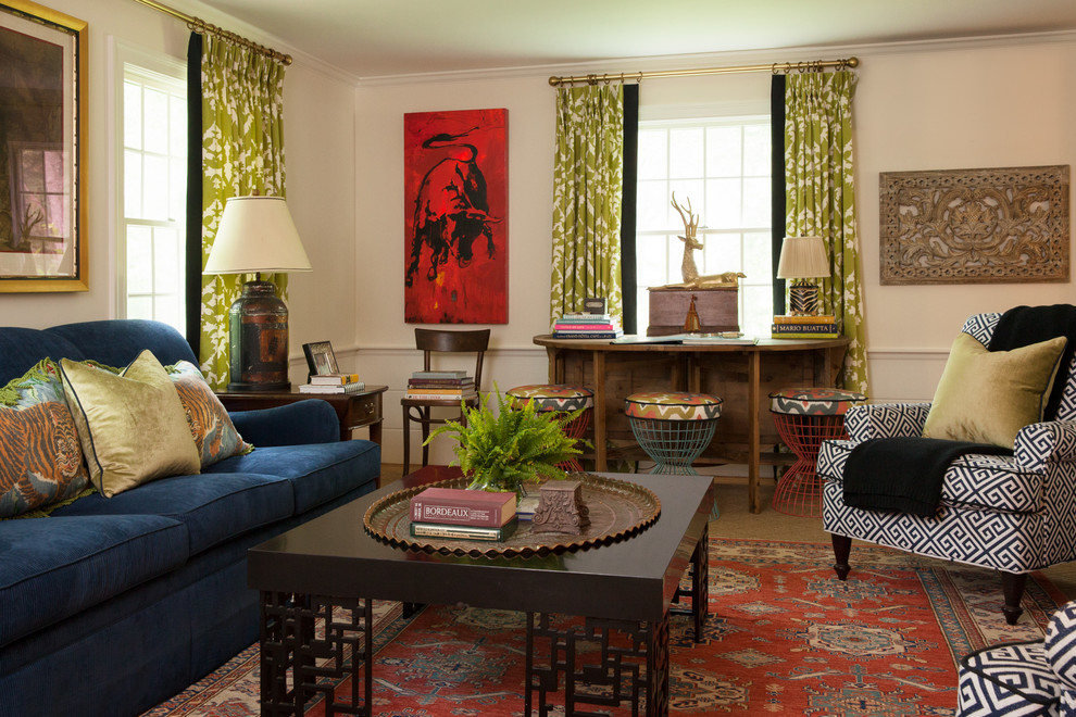 На фото: парадная, изолированная гостиная комната в классическом стиле с белыми стенами и синим диваном с