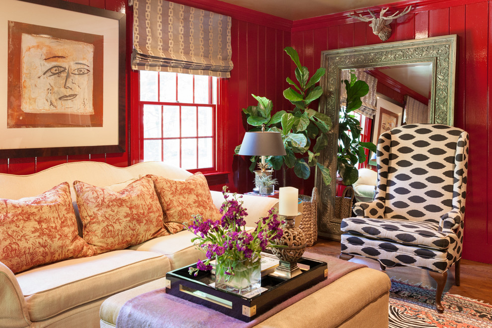 Свежая идея для дизайна: изолированная гостиная комната среднего размера в классическом стиле с красными стенами и темным паркетным полом - отличное фото интерьера