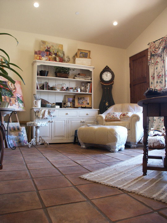 Идея дизайна: гостиная комната в классическом стиле с полом из терракотовой плитки