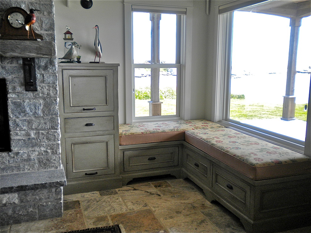 Идея дизайна: парадная, открытая гостиная комната среднего размера в стиле кантри с серыми стенами, полом из сланца, стандартным камином и фасадом камина из камня