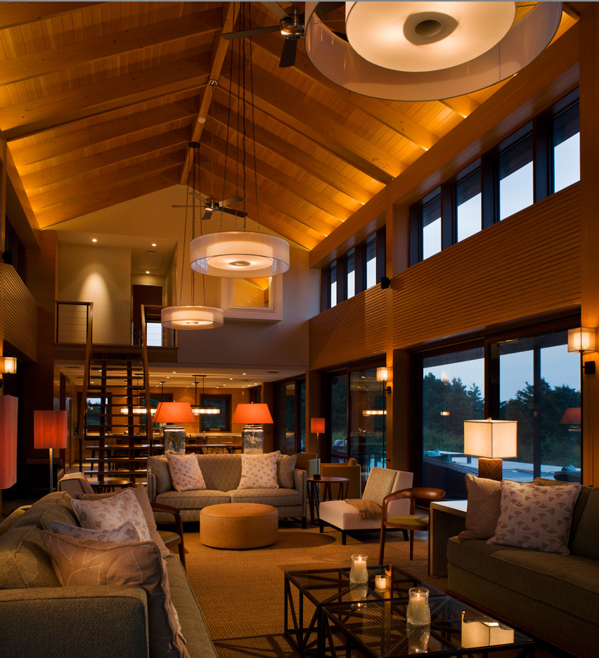 Источник вдохновения для домашнего уюта: огромная открытая гостиная комната в современном стиле с оранжевыми стенами, полом из сланца, стандартным камином, фасадом камина из камня и коричневым полом