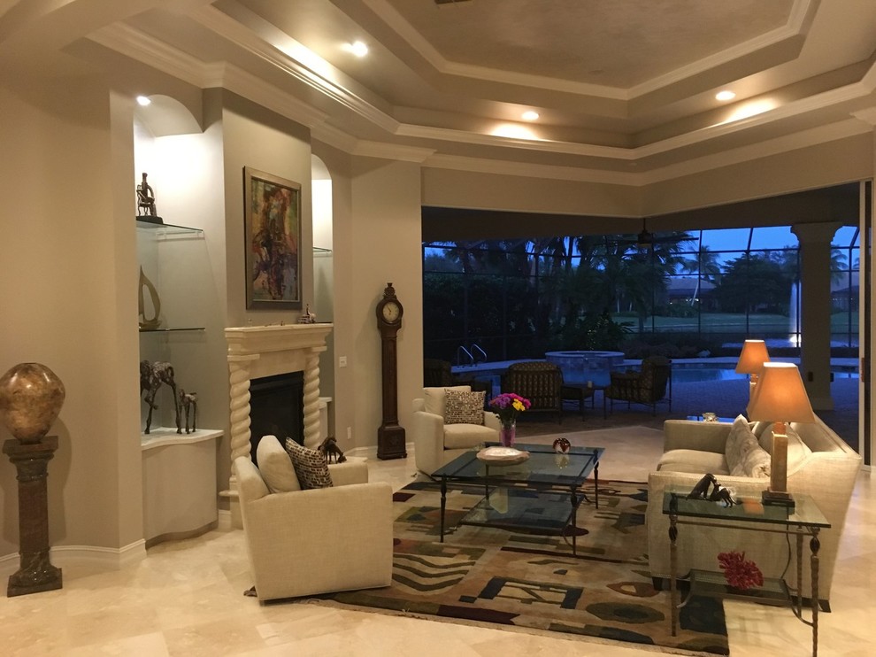 Mittelgroßes, Repräsentatives, Offenes Modernes Wohnzimmer mit grauer Wandfarbe, Porzellan-Bodenfliesen und Kamin in Miami