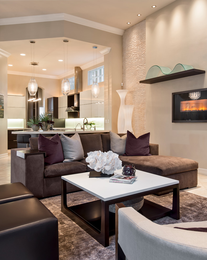 Offenes Modernes Wohnzimmer mit beiger Wandfarbe und Gaskamin in Miami