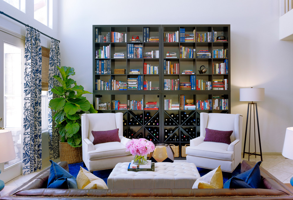 Свежая идея для дизайна: гостиная комната в стиле фьюжн с с книжными шкафами и полками и белыми стенами - отличное фото интерьера