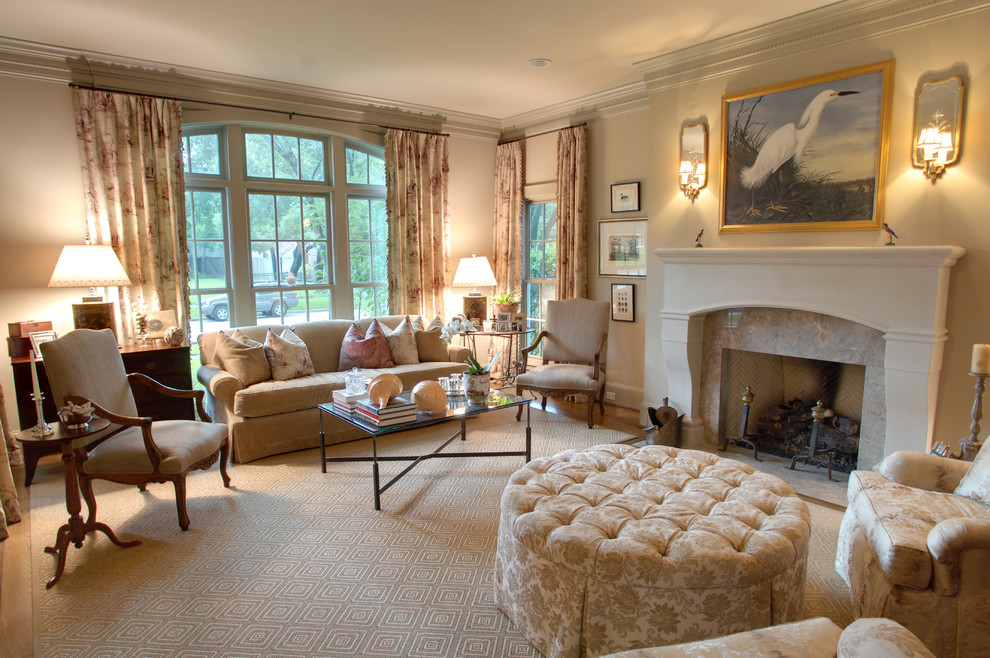 Imagen de salón para visitas clásico con paredes beige, todas las chimeneas, marco de chimenea de piedra y cortinas