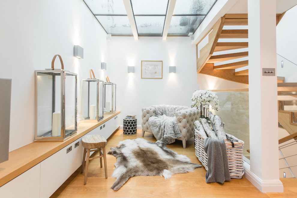 Mittelgroßes Modernes Wohnzimmer mit weißer Wandfarbe und hellem Holzboden in London