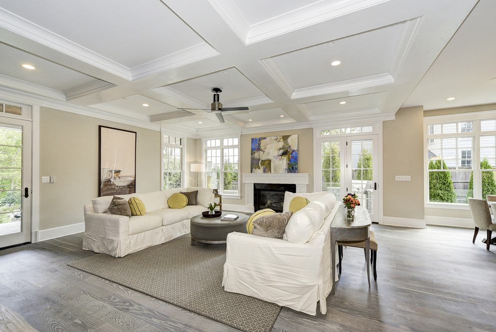 Repräsentatives, Fernseherloses, Offenes Klassisches Wohnzimmer mit beiger Wandfarbe, braunem Holzboden und Kamin in Washington, D.C.