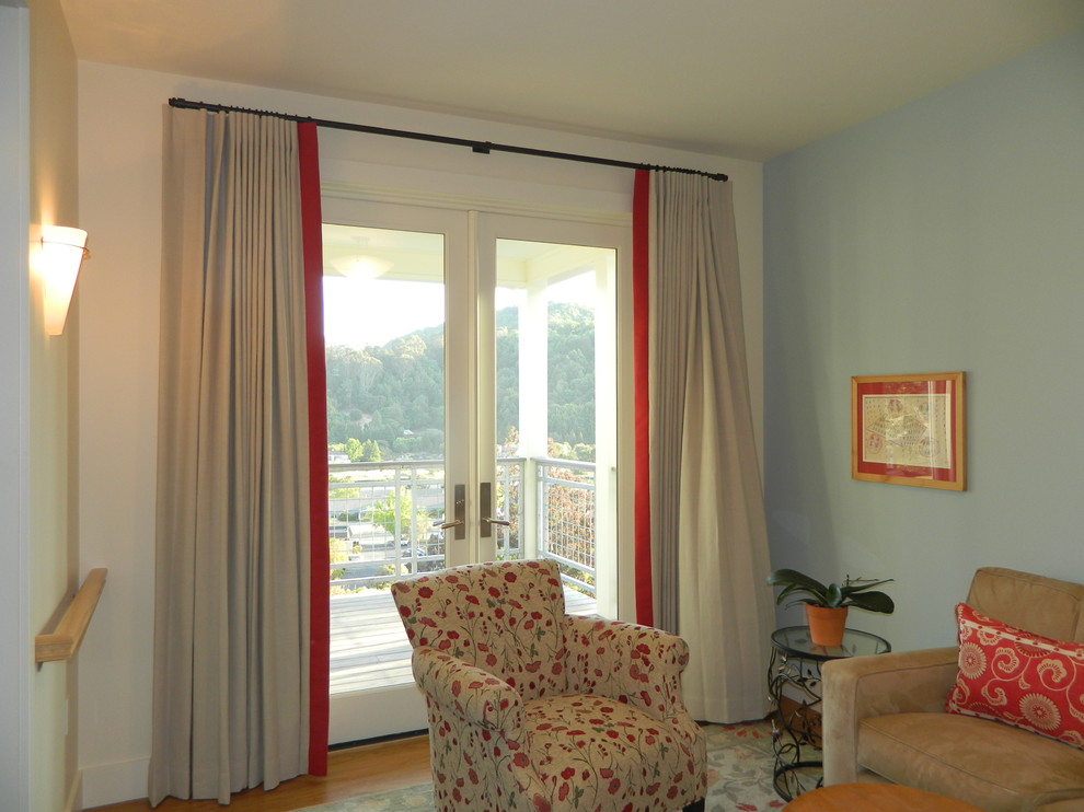 Idéer för ett mellanstort klassiskt separat vardagsrum, med ett finrum, blå väggar och mellanmörkt trägolv
